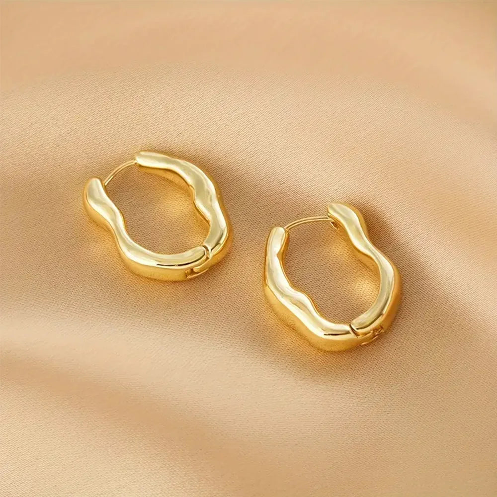 Minimalist Wavy Earrings! Gold and Silver Two-Color Stereo Line Design, Fashionable and Versatile, Suitable for Daily Work Clothing